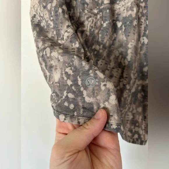 Lululemon 4” Tracker Shorts Gritstone white opal Size 12 - Picture 7 of 8